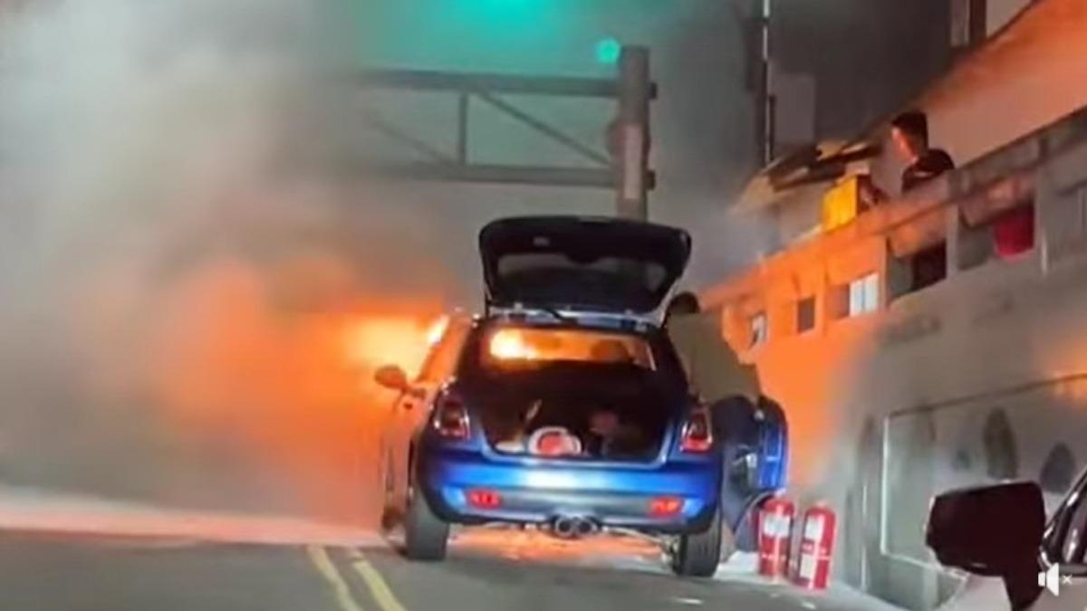 快訊/北投驚傳「火燒車」濃煙猛竄!消防到場急撲救
