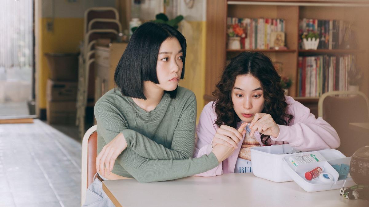 李霈瑜(左)和温貞菱在《妳是我的姐妹》中關係日漸融洽。(圖/八大提供)