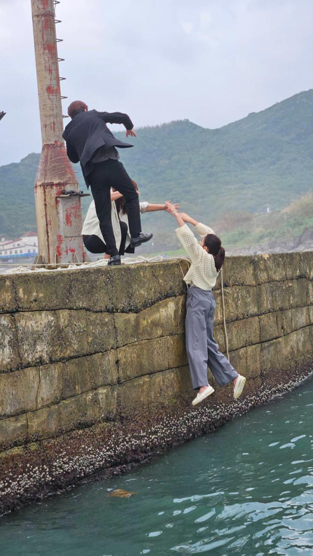 曾智希（右）落海戲現場安排許多救生員待命。（圖／民視提供）