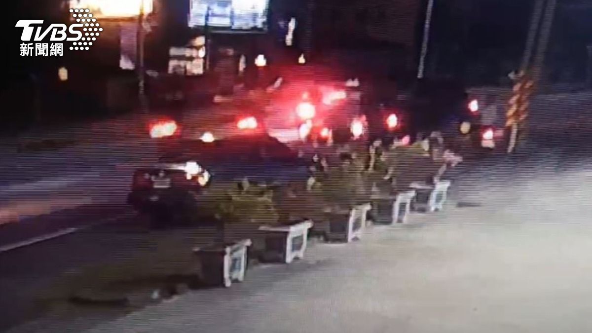 第一輛機車疑未與前方貨車保持安全距離,後續又有3機車閃避不及撞上。(圖/TVBS)