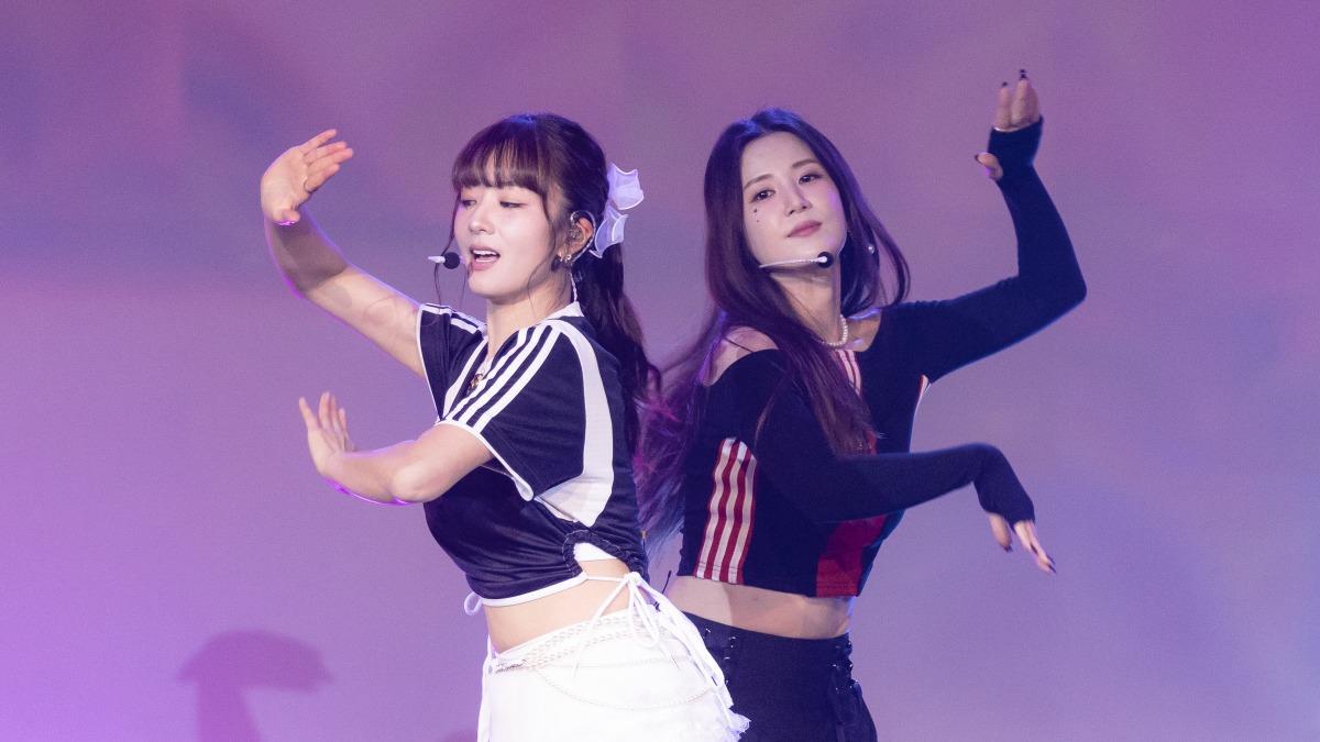 Apink初瓏、普美臉貼1物嚇尖叫　現場開舔驚呆主持人：不能這樣