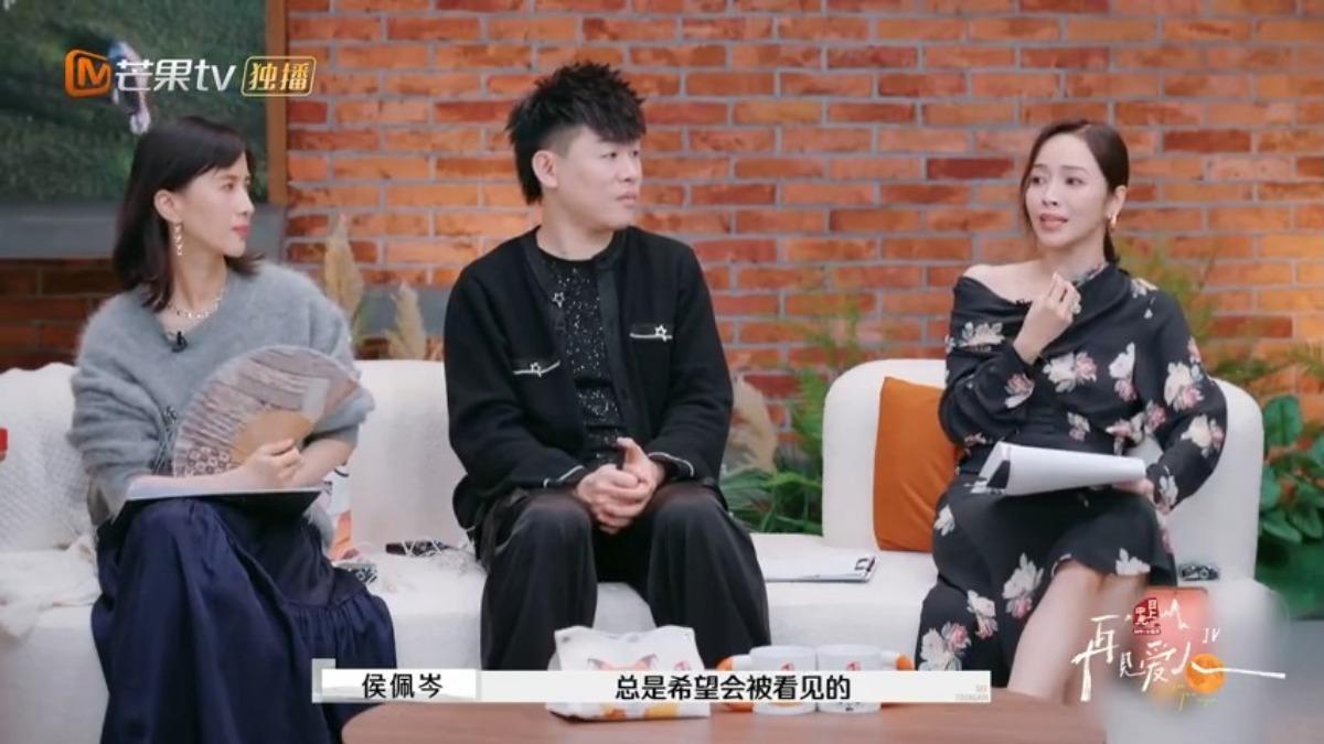侯佩岑（右一）等藝人都建議黃聖依放手，逝去的過往，就別再回頭望。（圖／翻攝自再見愛人官方微博）