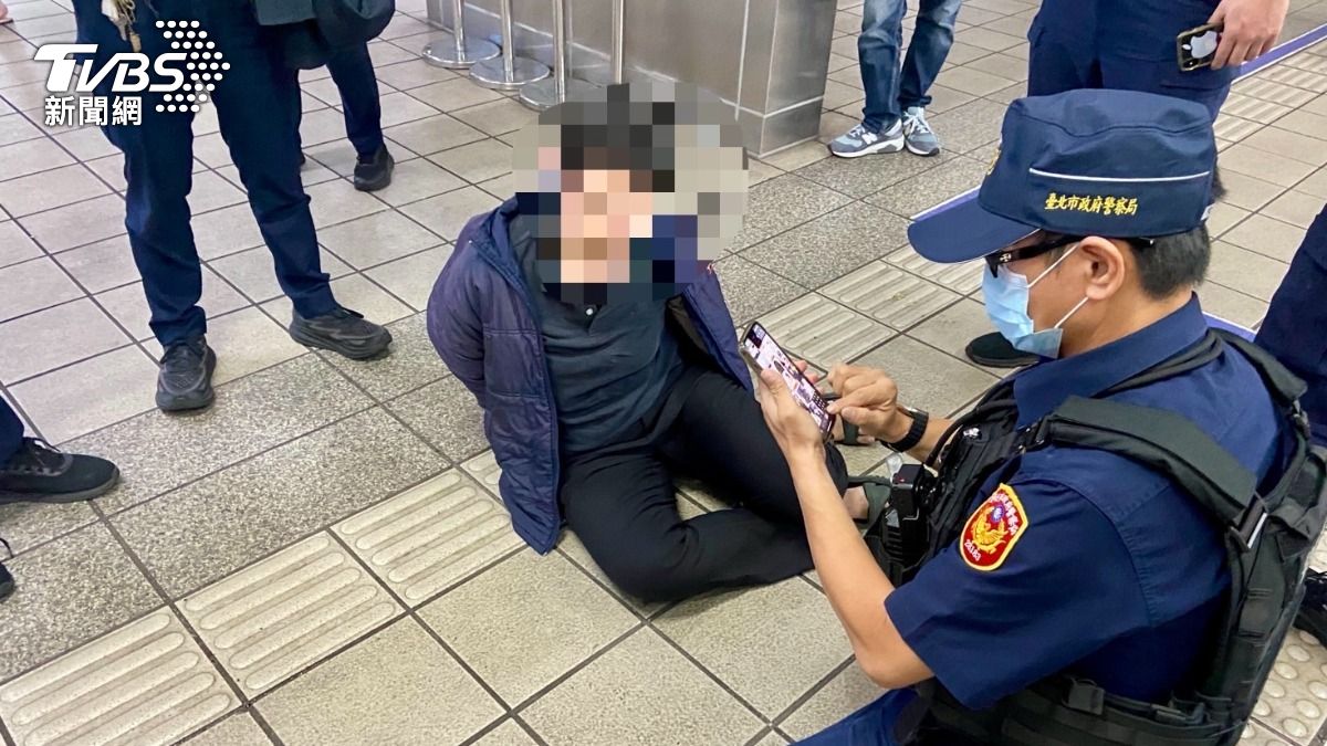 警方趕到現場制伏。(圖/TVBS)