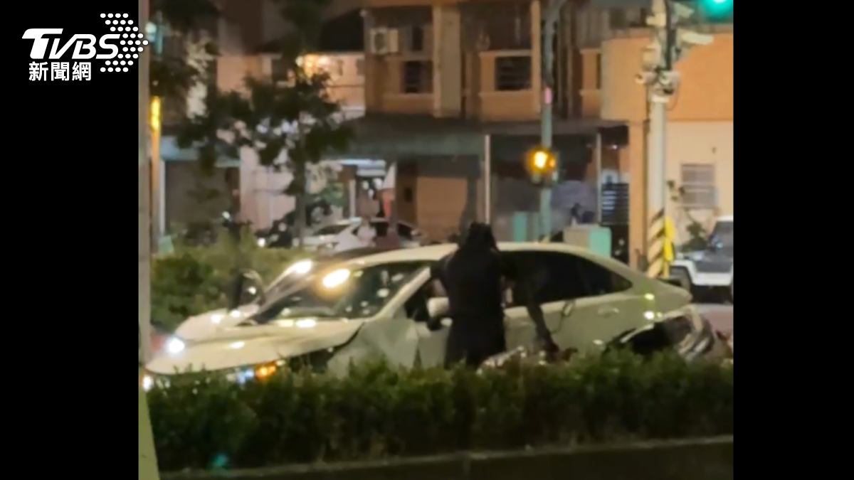 白色轎車內的人遭3名惡煞爆打。（圖／TVBS）