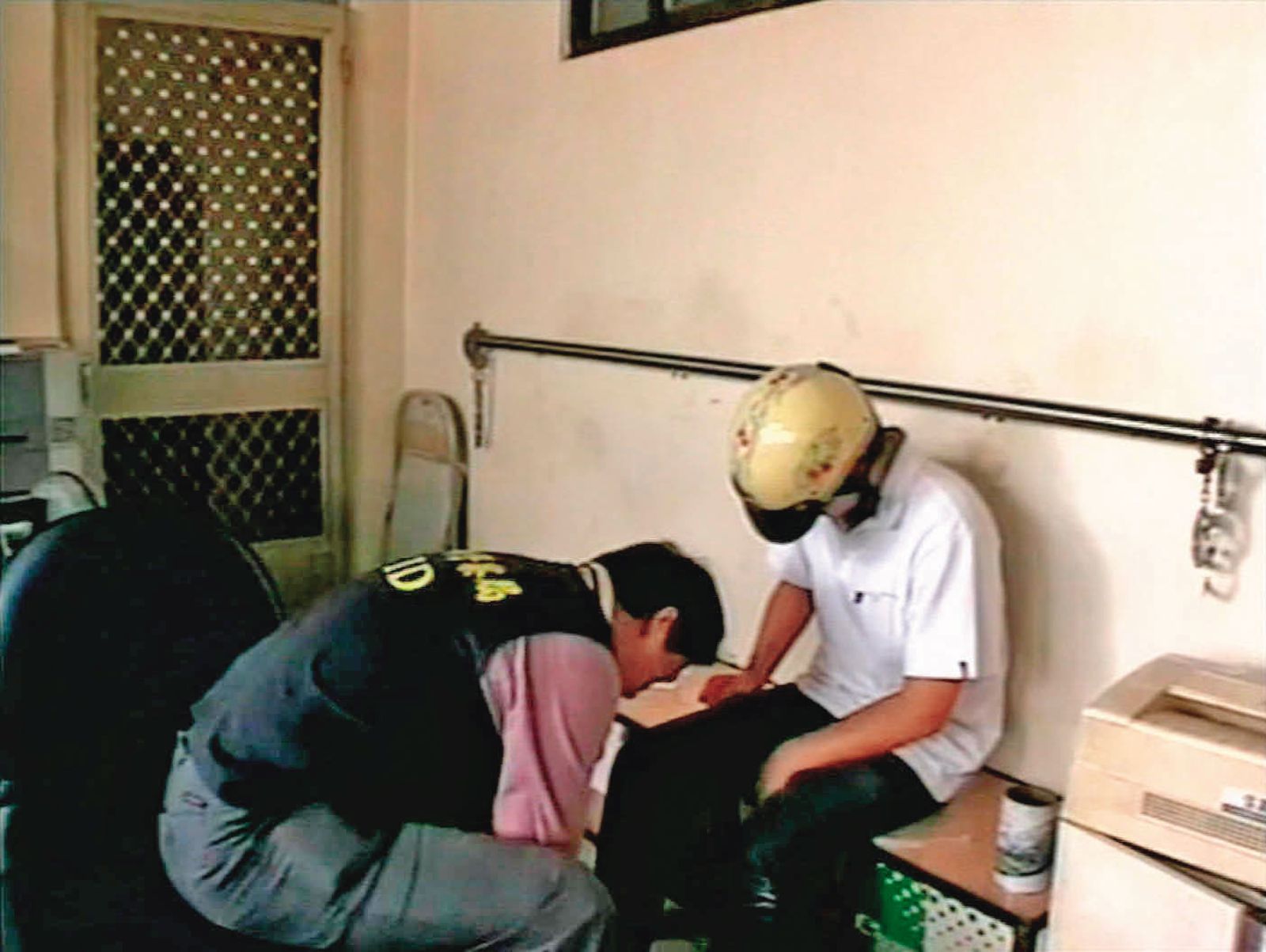 凶手劉家銘(右)被捕後否認犯案,直到劉母苦勸,他才俯首認罪。(圖/東森新聞提供)