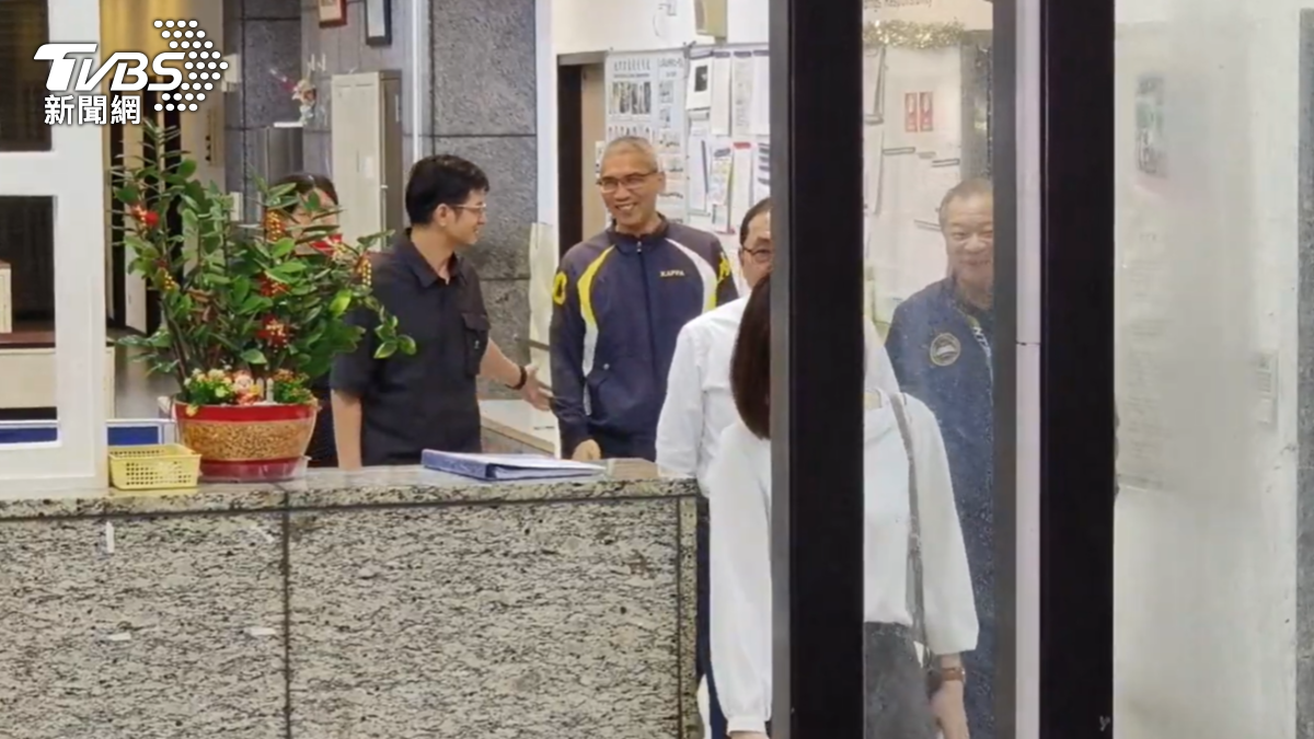 北市警官薛先得（左三）在捷運上英勇救人。（圖／TVBS）