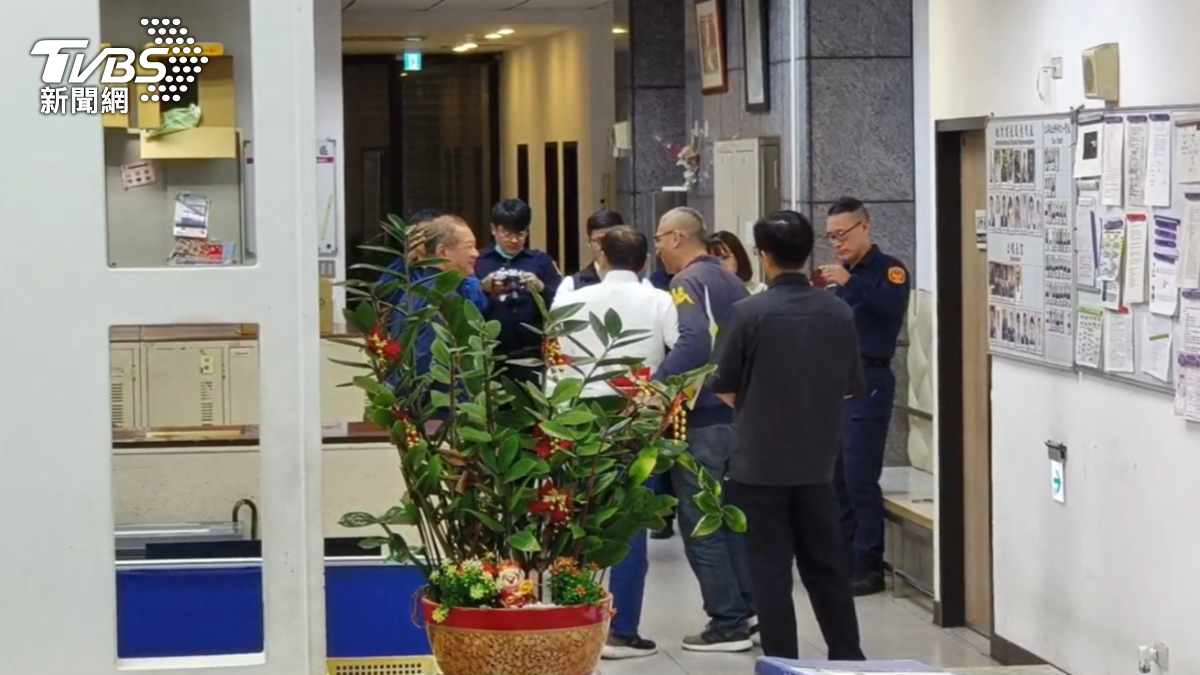新北市長侯友宜熱情地拍拍老部屬薛先得。（圖／TVBS）