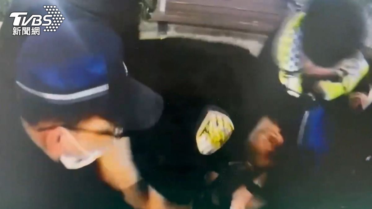 警方趁女子不注意時衝上前取下剪刀並壓制。(圖/TVBS)