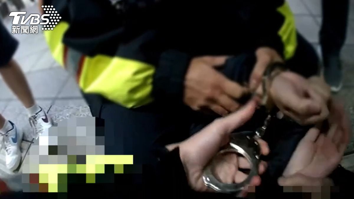 有片/北捷女疑幻聽砍人!乘客勇奪刀聯手壓制 警上銬畫面曝光