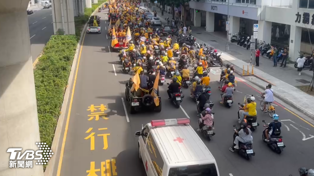 爪迷按喇叭慶祝兄弟封王,臺中天氣陽光普照。(圖/林冠丞攝)