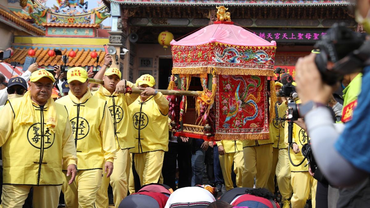 粉紅超跑出發!白沙屯媽祖遶境高雄 「雙媽會」估吸引20萬人