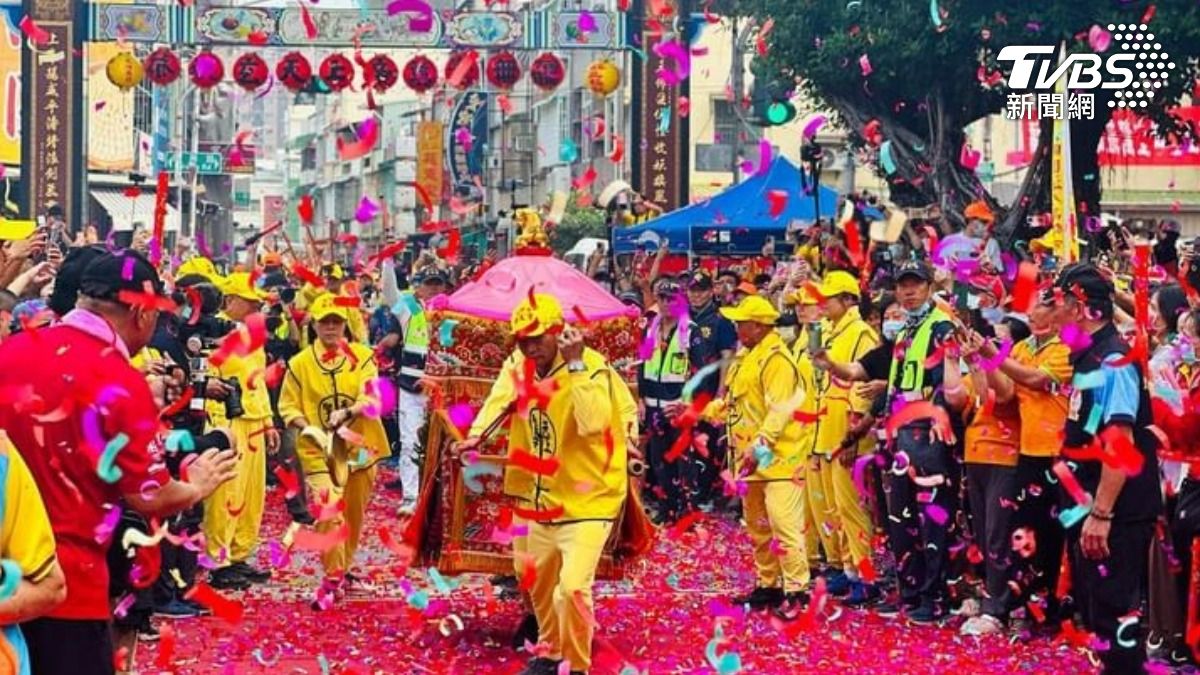 睽違兩年!「粉紅超跑」二度合體五甲媽 鑽轎底人龍綿延百公尺