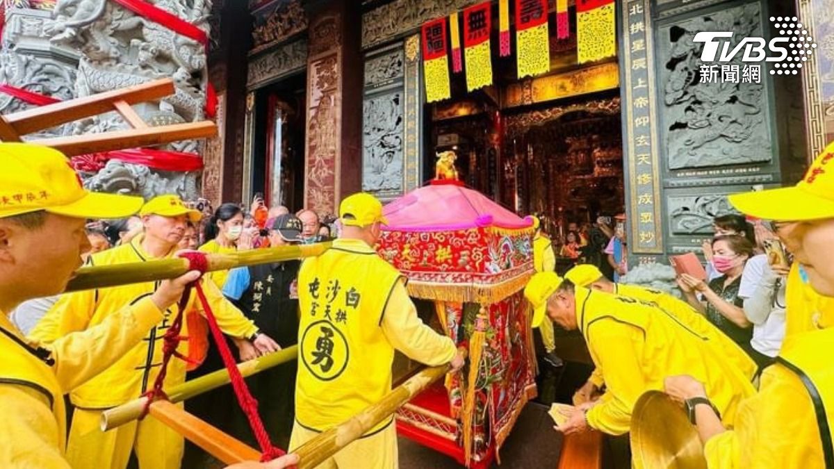鳳山地區盛況空前,上萬信徒一路追隨。(圖/鳳山北極殿授權提供)