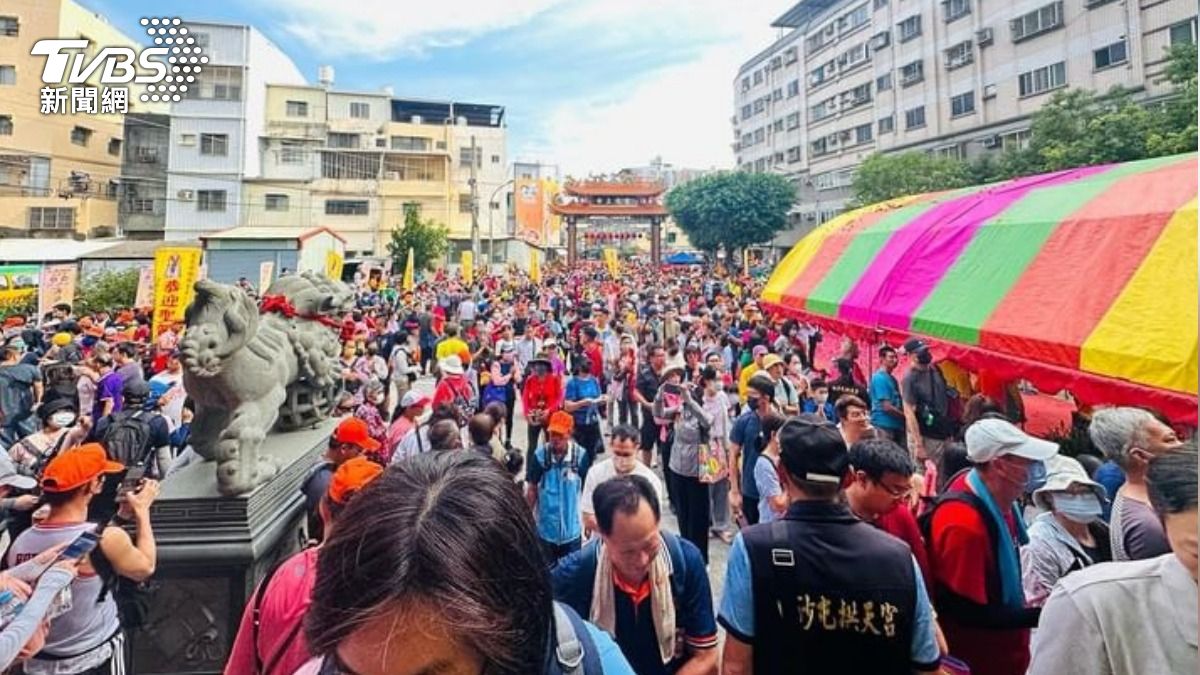 鳳山地區盛況空前,上萬信徒一路追隨。(圖/鳳山北極殿授權提供)