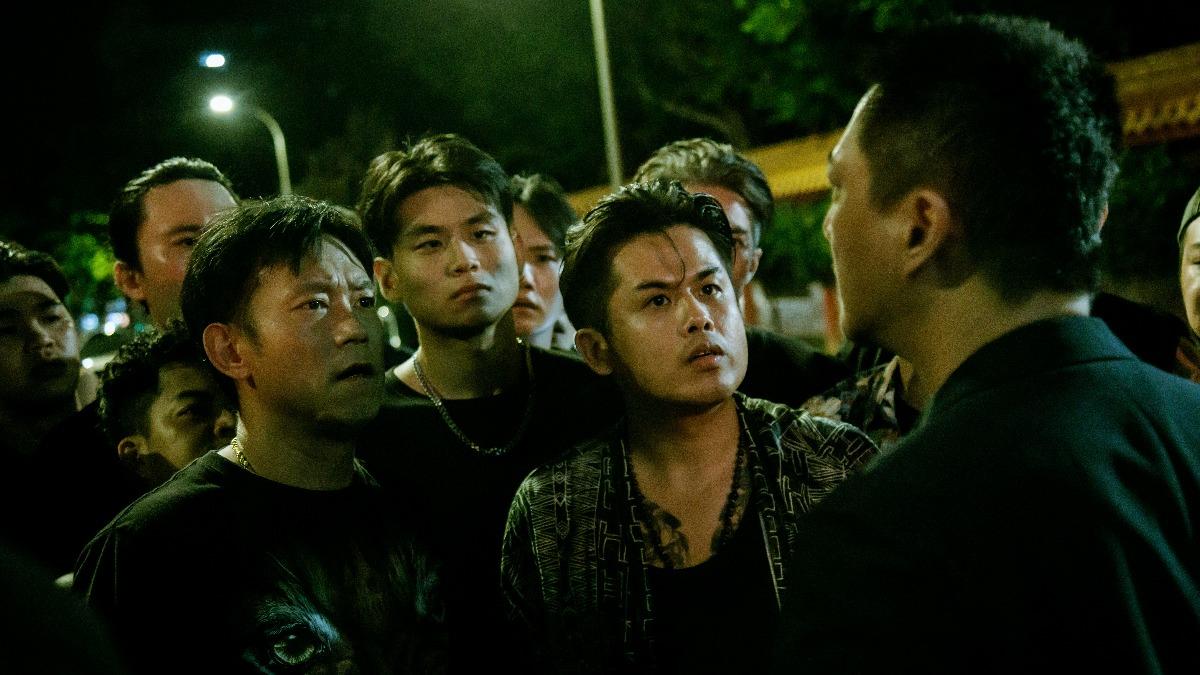 顏正國(左)、張再興率小弟上街與警察抗爭。(圖/公視台語台、華視提供)