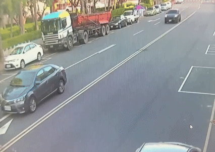 保時捷追撞前車。(圖/TVBS)