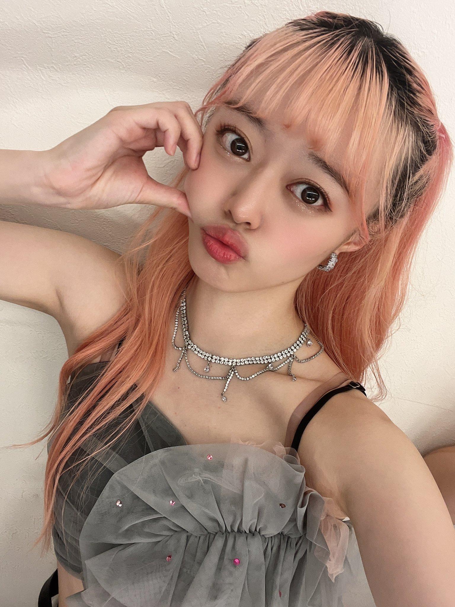 MAIKA被家人以照顧身障弟弟為由要求退團。(圖/翻攝自fleur_maika_推特)