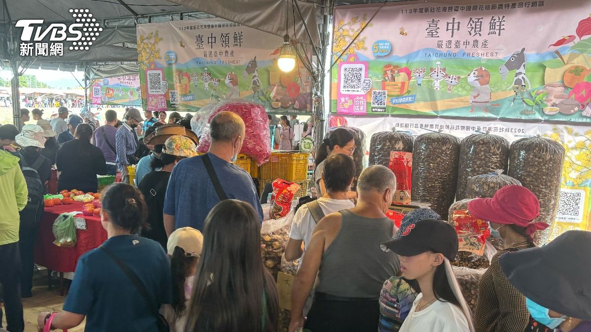 攤位擠進不少民眾。（圖／TVBS）