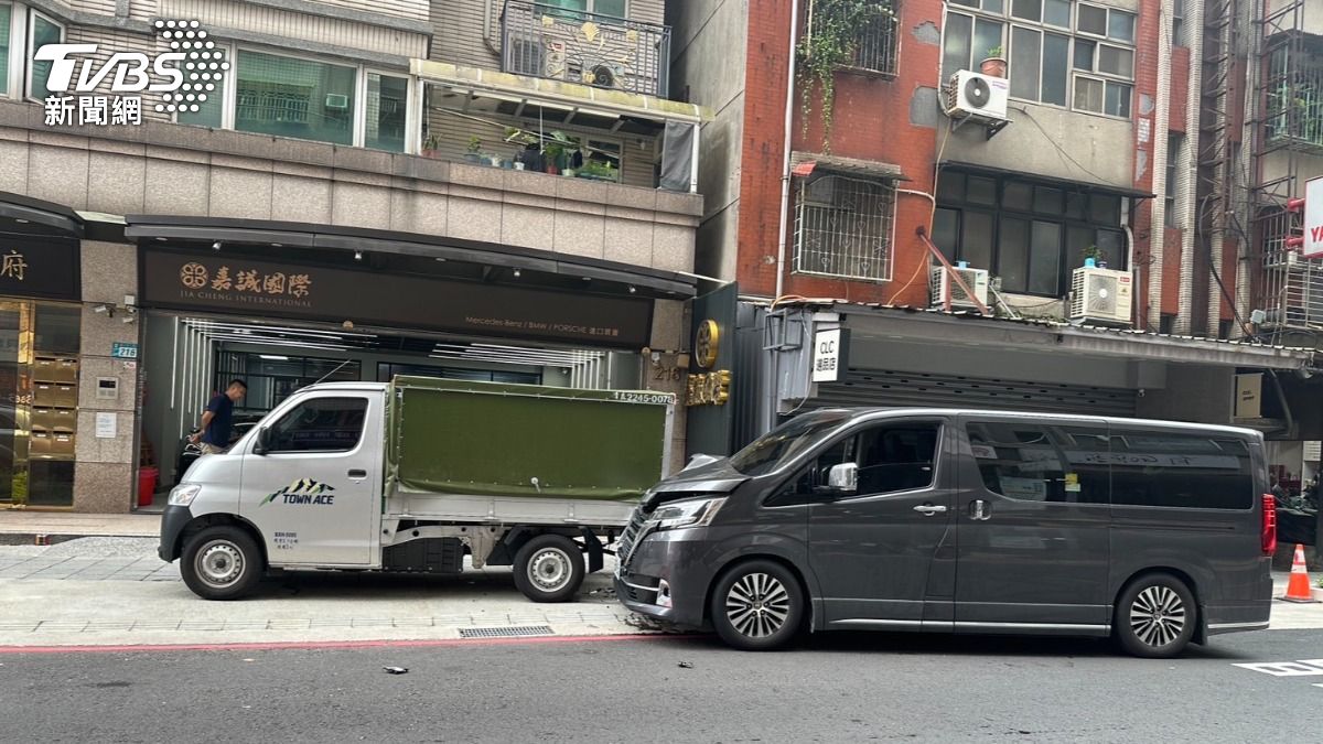 小貨車停在路邊後方遭追撞 女駕駛未注意車前狀況肇事