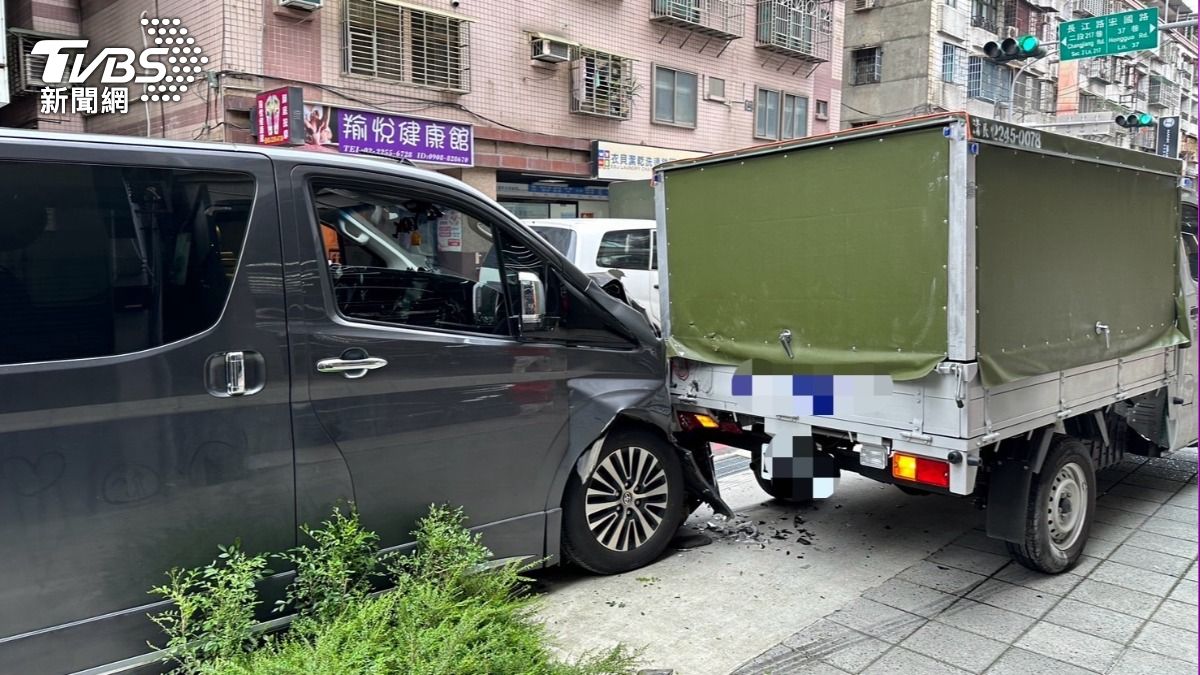 施女駕駛的廂型車不慎撞上路邊停放的自小貨車。(圖/TVBS)
