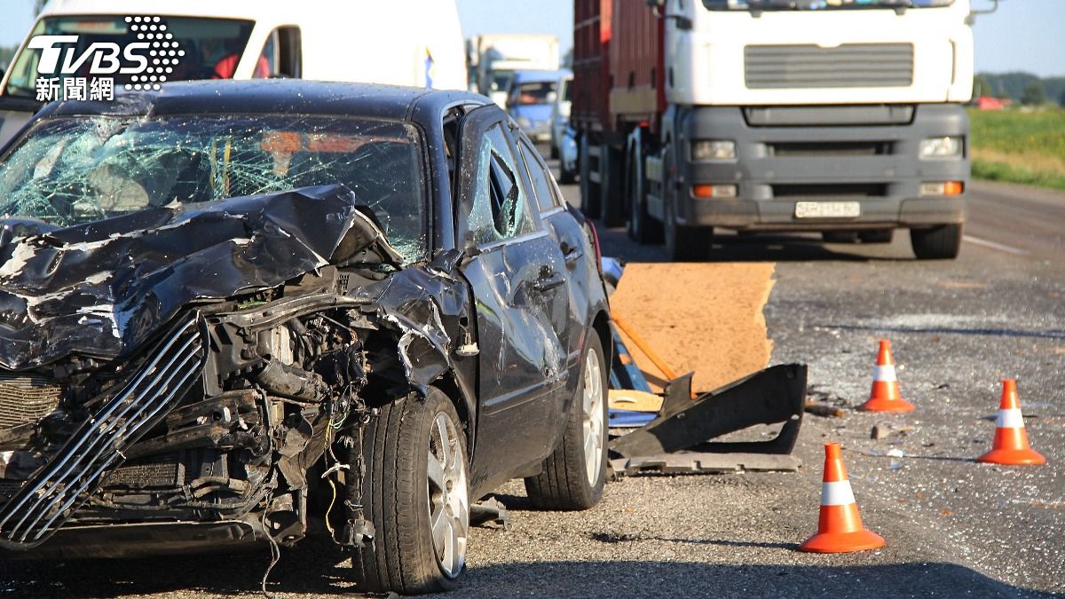 運將酒駕「撞死祖孫三代」!日卡車爆衝 國道輾汽車奪3命