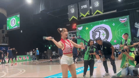 三上悠亞和Formosa Sexy夢幻連動應援。(圖/林冠丞攝)