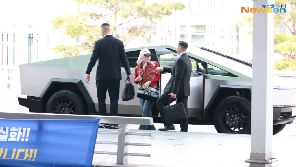 GD權志龍在前往仁川機場的路上,搭乘了都還沒在南韓上市的Cybertruck。(圖/翻攝뉴스엔·Newsen Youtube)