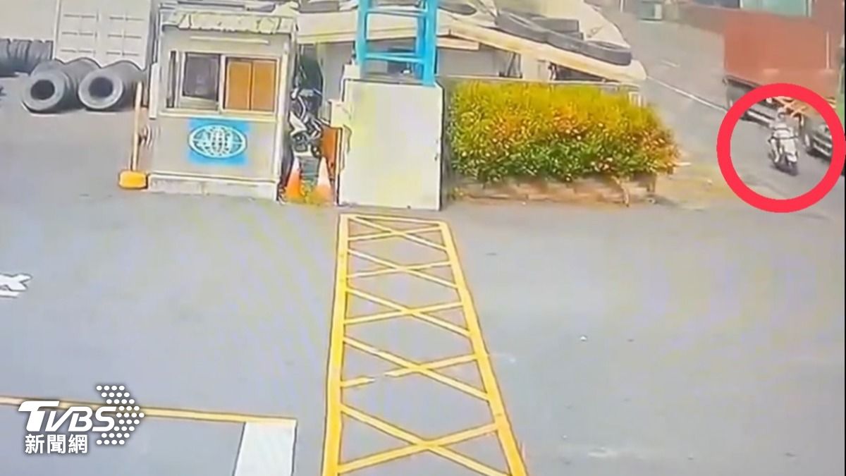 快訊／高雄貨櫃車轉彎撞機車　騎士「捲巨輪底」遭輾斃