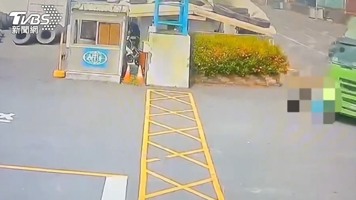騎士當場被捲進車輪底。(圖/TVBS)