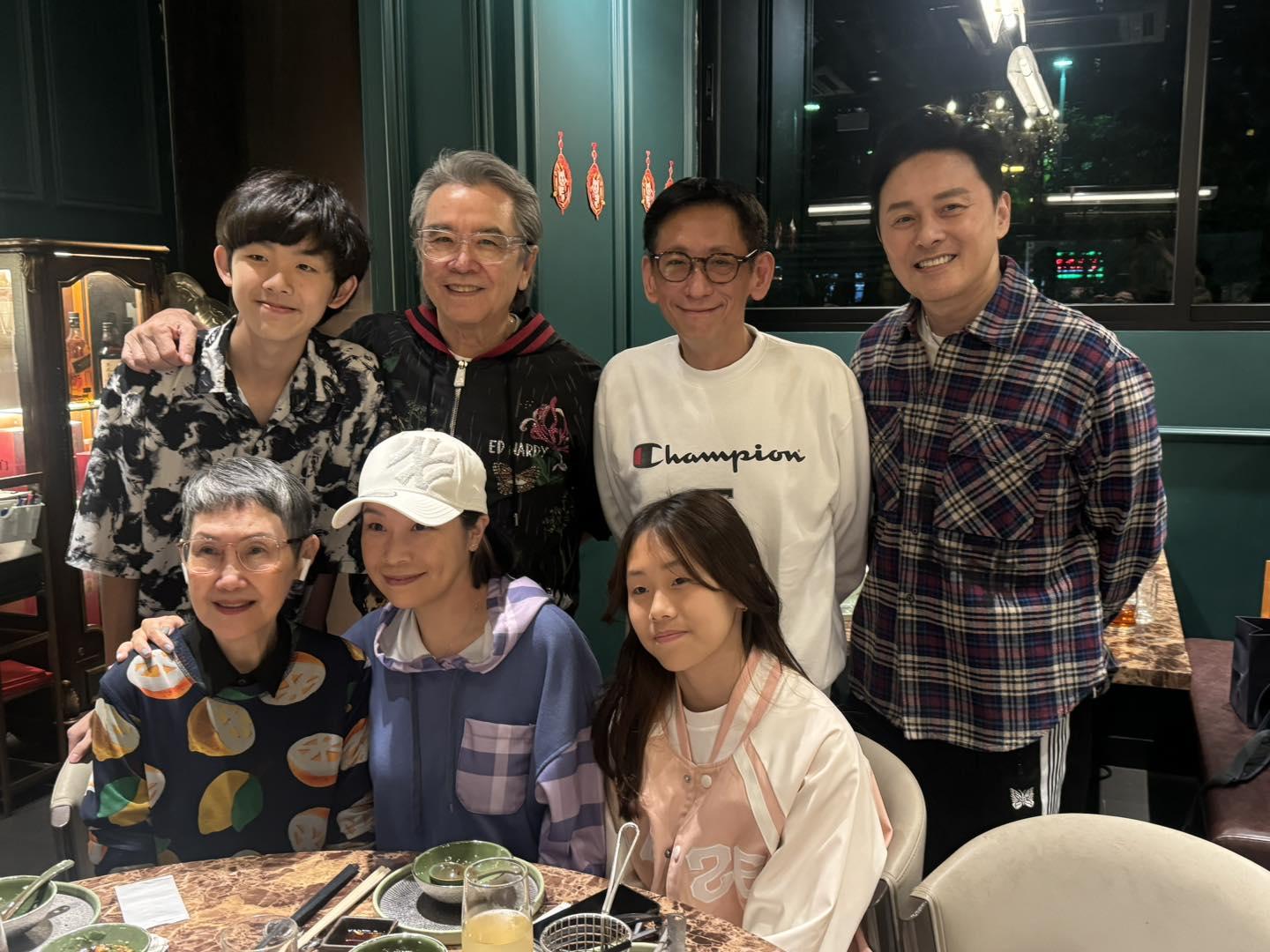 姜大衛三代同堂好有福氣。 （圖／翻攝自汪曼玲 《快拍.曼鏡頭》臉書）