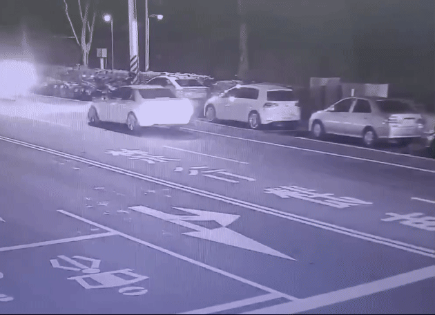 高雄老翁一路逆向騎上快車道,下秒遭擊落死亡。(圖/TVBS)