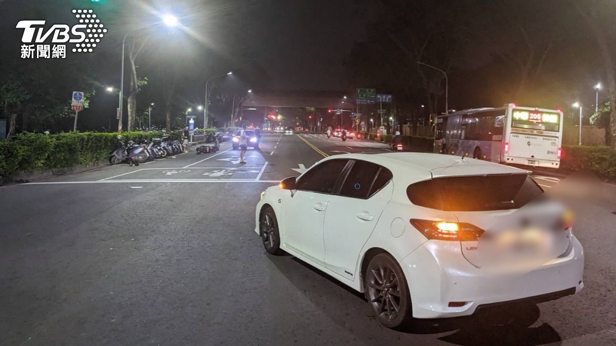有片/高雄翁「快車道逆向」!下秒遭撞擊噴飛亡 恐怖瞬間曝