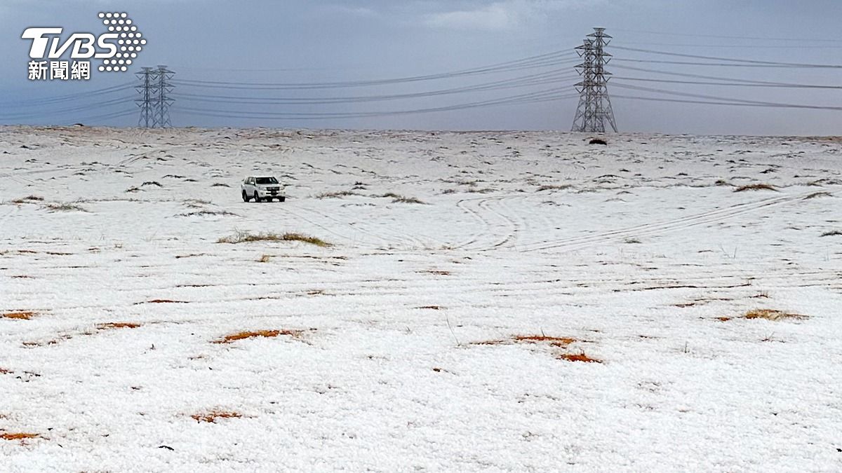 沙烏地阿拉伯下雪了?荒蕪沙漠成「冰雪樂園」一片銀白世界