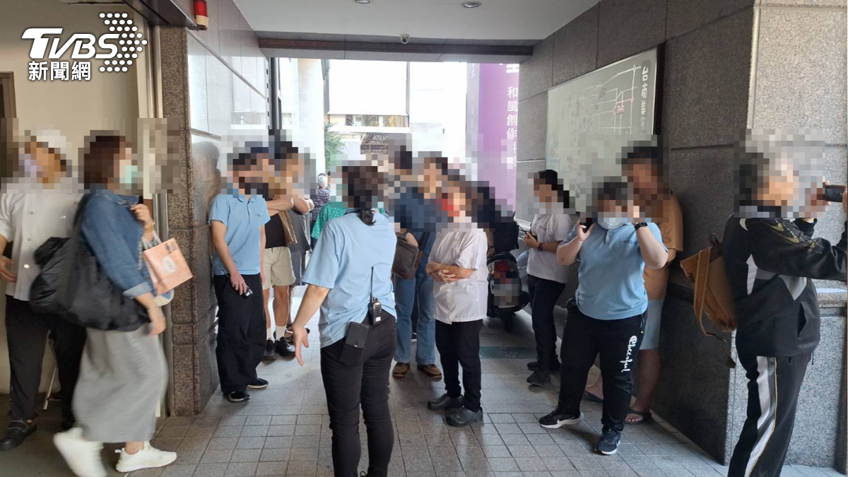 飯店緊急通報民眾進行疏散。(圖/民眾提供)