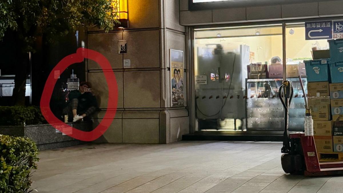 李多慧團隊拍下男子跟隨錄影情況,嚇到李多慧考慮搬家。(圖/翻攝臉書李多慧 LeeDahye)