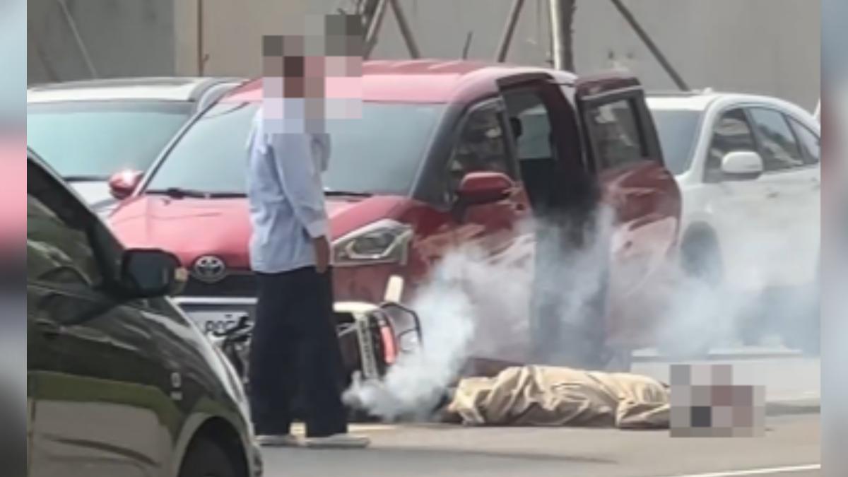 快訊／高雄驚悚車禍！29歲女「趴地流血」一旁機車狂冒濃煙