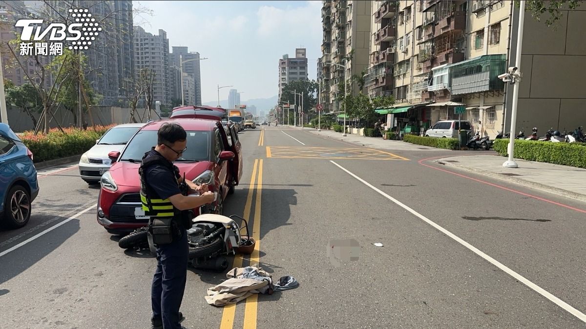 警方獲報趕往現場,緊急將傷者送醫。(圖/TVBS)
