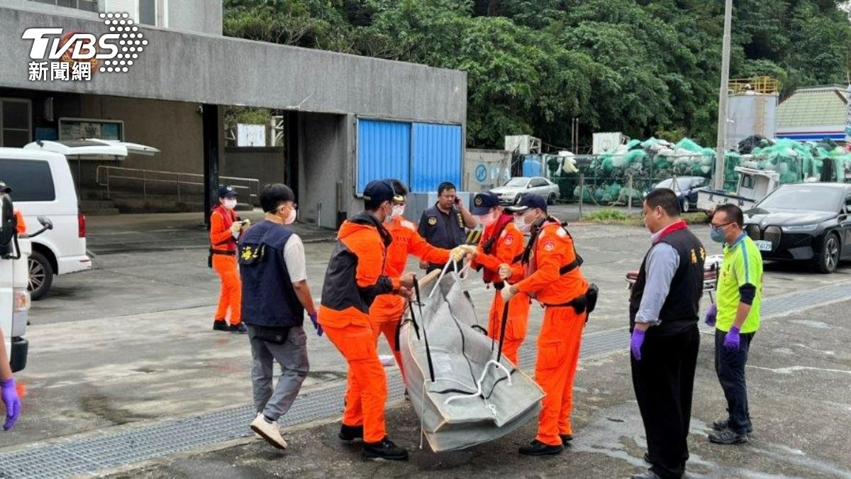 宜蘭大福海域見裸屍漂浮。（圖／TVBS）