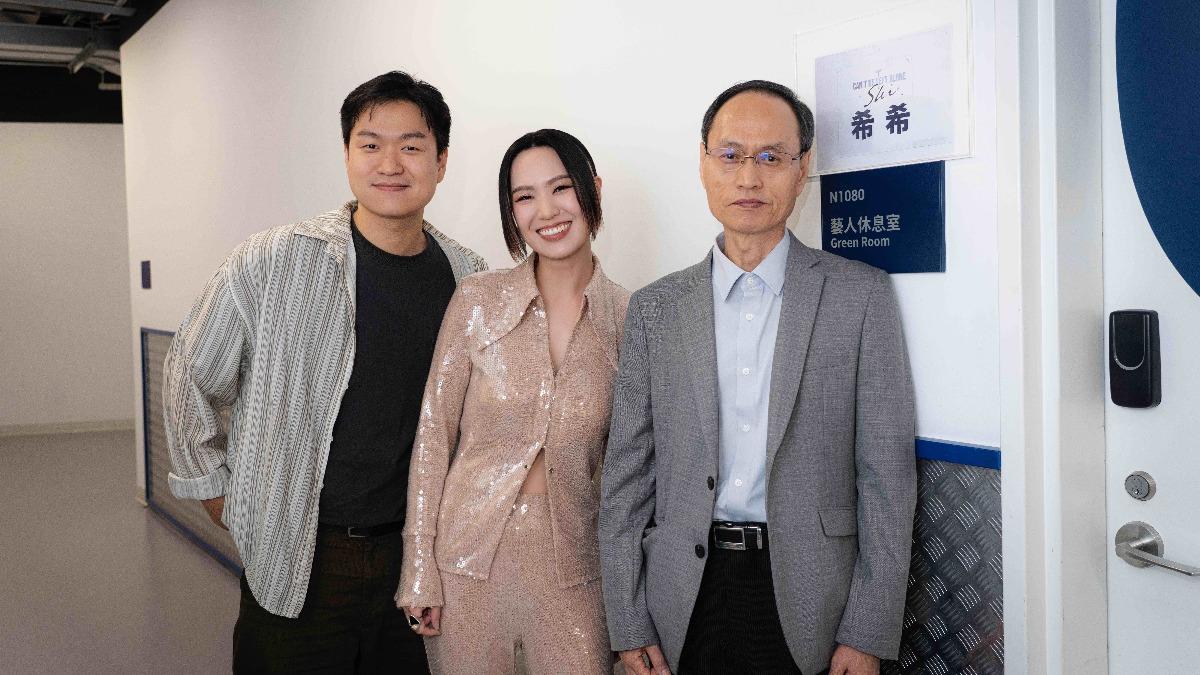 孫盛希跟爸爸、弟弟合照。(圖/滾石音樂提供)