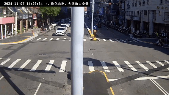 張女疑似未注意路口新設置的行人庇護島。(圖/TVBS)