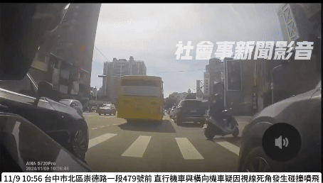 王男連人帶車倒地,並跪地不起。(圖/翻攝自社會事影音新聞)
