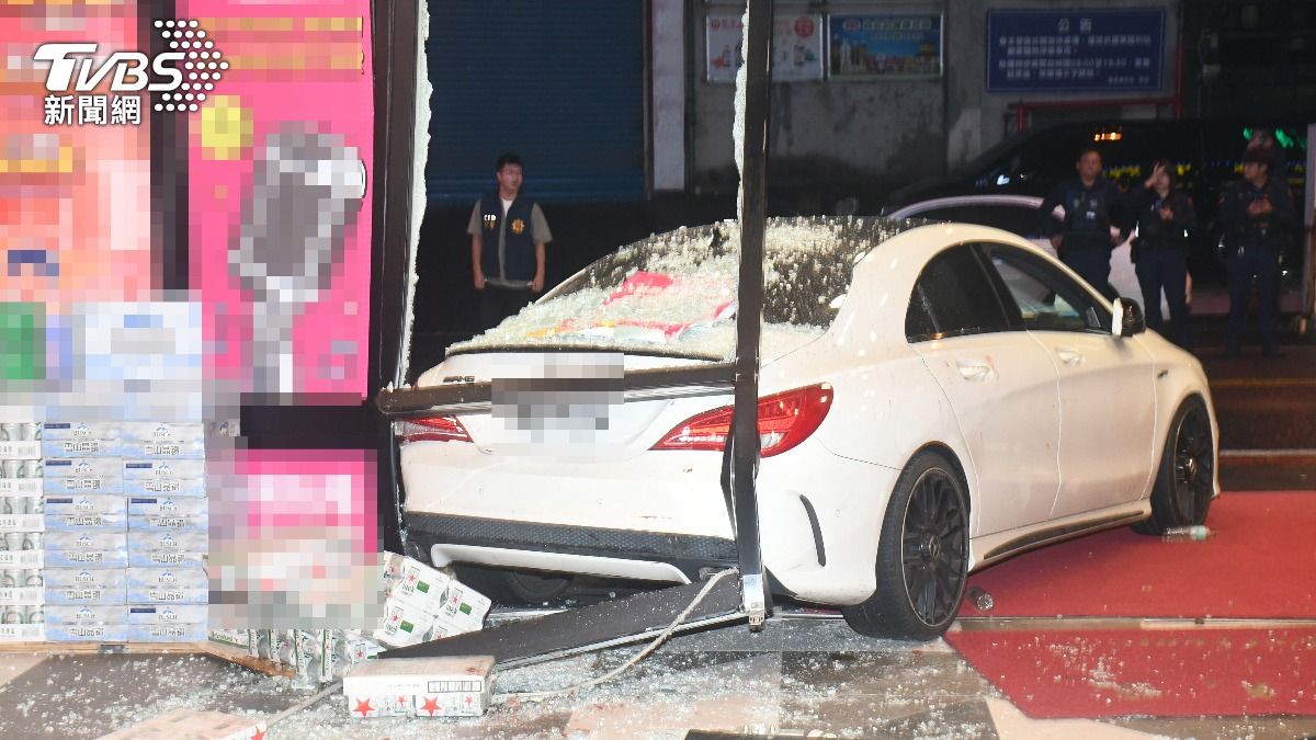 不滿服務態度!宜蘭賓士撞爆KTV玻璃門 他以為挑釁也加入戰局