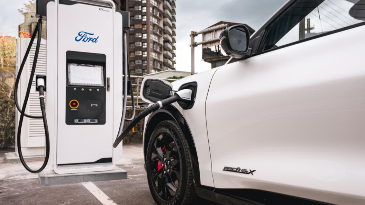 對應150kW CCS2直流快充規格,Mustang Mach-E可於約33分鐘(Select)及45分鐘(Premium/GT)完成10%至80%快速充電。(圖/福特六和提供)