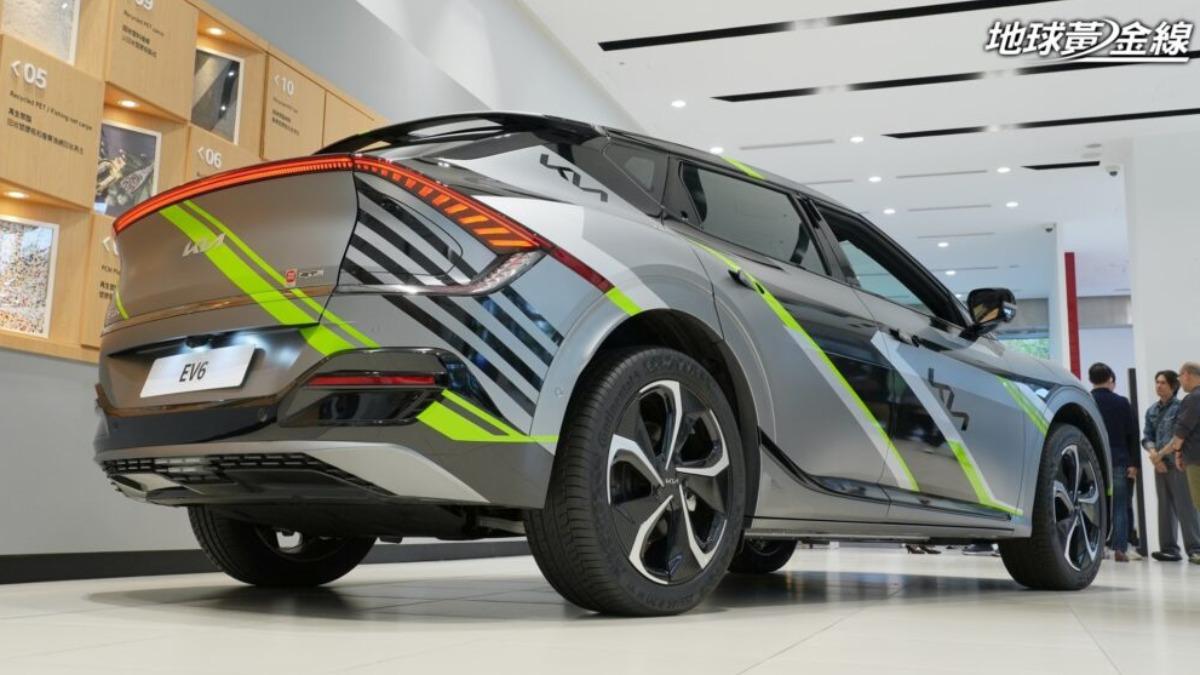 Kia EV6 Inspiring Edition外觀以充滿未來感的消光月景灰為主,並融入GT專屬彩繪設計。(圖/地球黃金線)