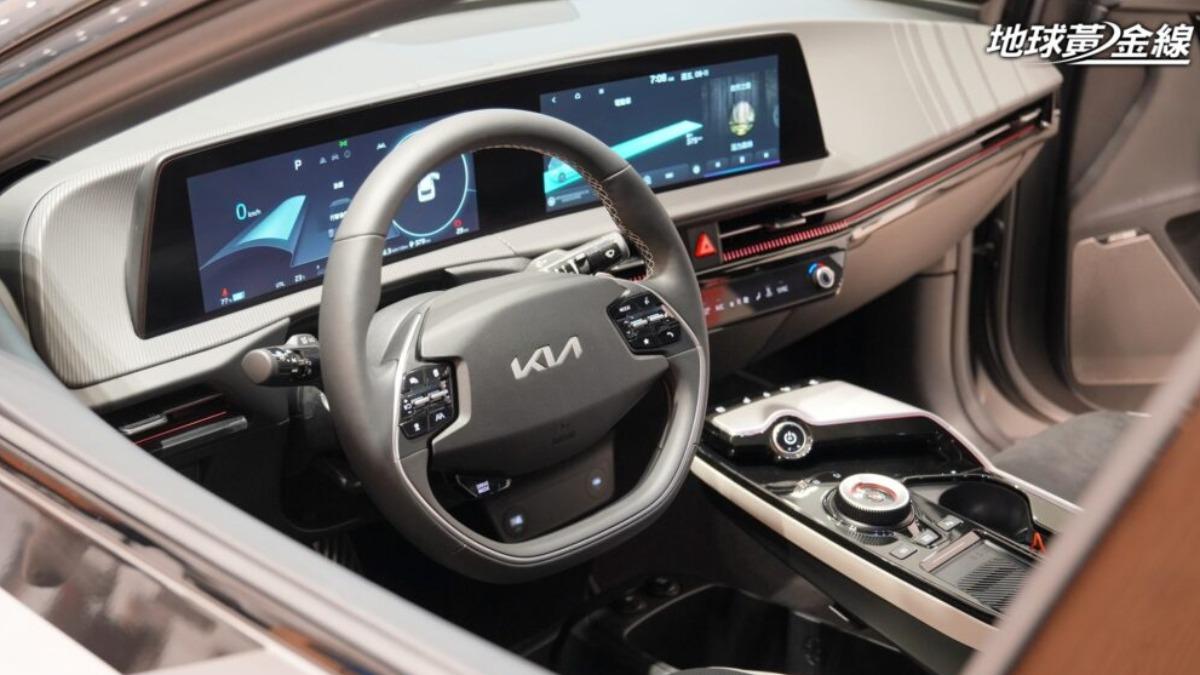 車內裝備則包含雙12.3吋全景曲面顯示螢幕、64色可調氣氛燈以及E-Shift電子旋鈕排檔系統。(圖/地球黃金線)