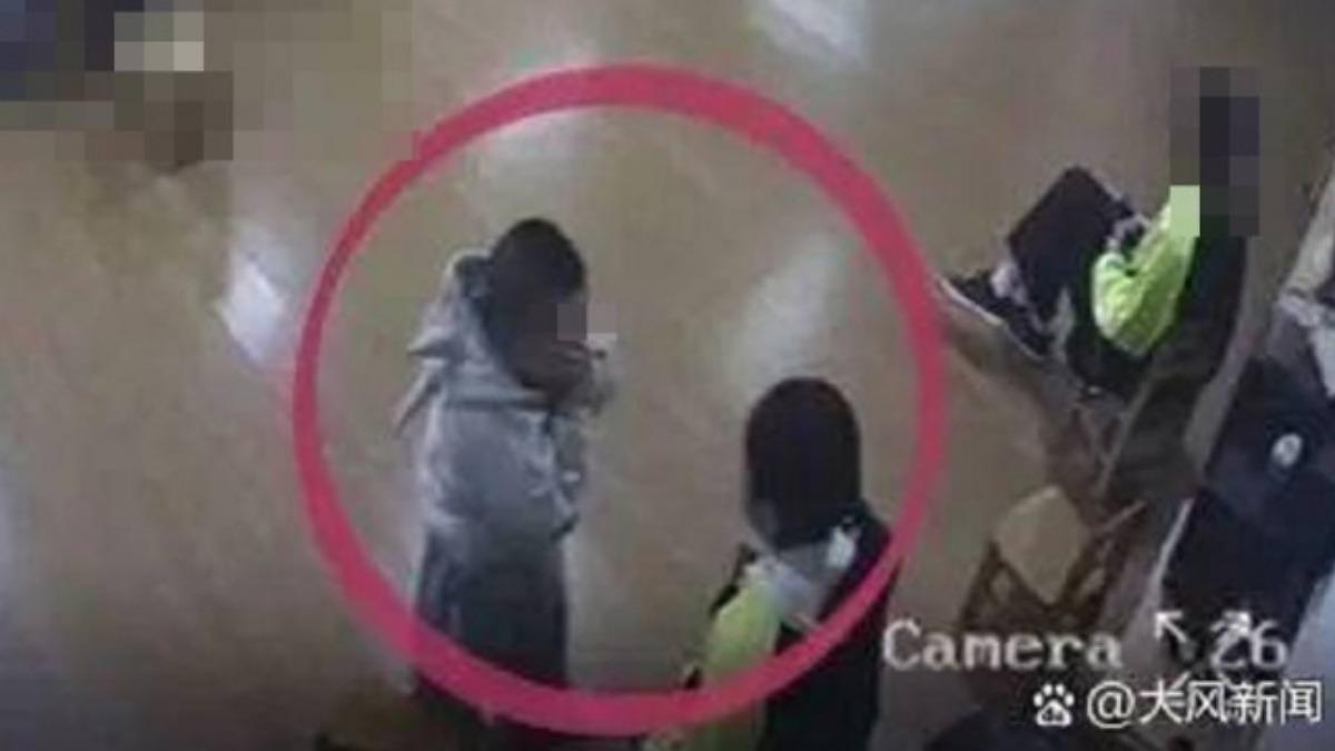 監看畫面曝!陸女師「拿竹籤」刺孩童嘴 2位同事全程裝傻漠視