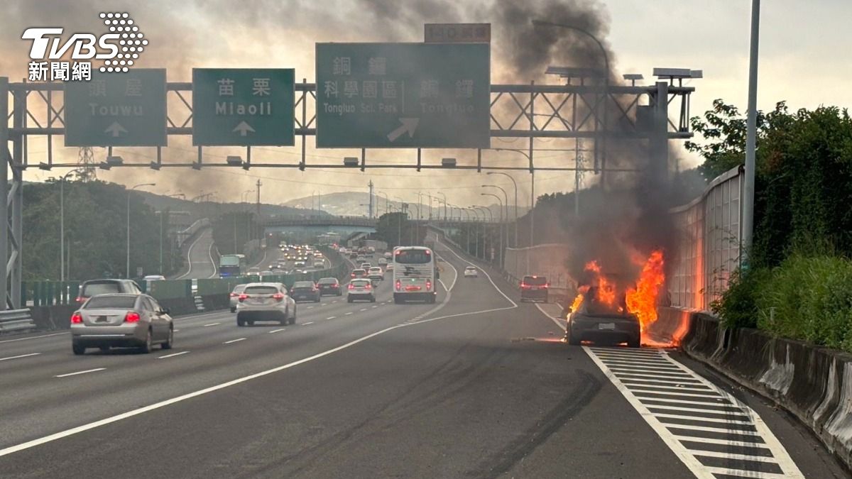整台車停在路肩,竄起兇猛火勢。(圖/TVBS)