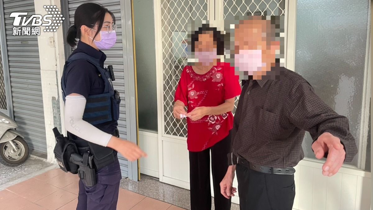 警方護送他回到隔壁街家中。(圖/TVBS)