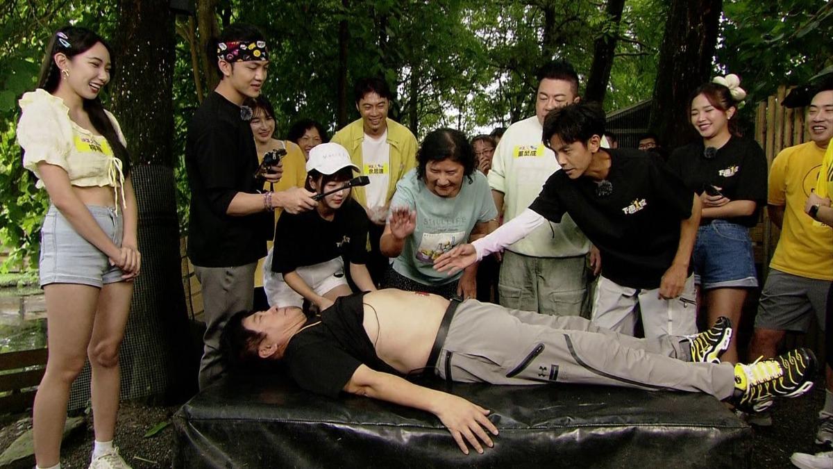 胡瓜露出肚子玩遊戲。(圖/民視提供)