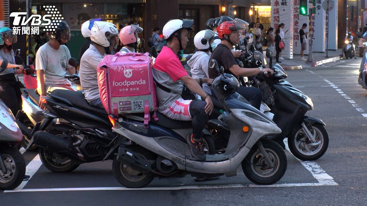 一堆人搞錯!機車騎進待轉區「要打方向燈嗎」?交通部解答了
